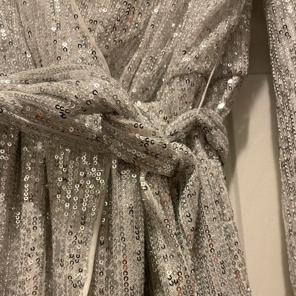 Sequined Silver dress. Good Condition. Size S - Picture 5 of 7